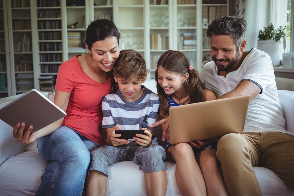 Телефон family. Современная семья с гаджетами. Семья за ноутбуком. Счастливая семья с гаджетами. Интернет для всей семьи.